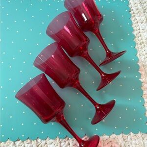 Elegant Red Wine Glass Set Acrylic set of four .
Comes with extra 2 free gifts .